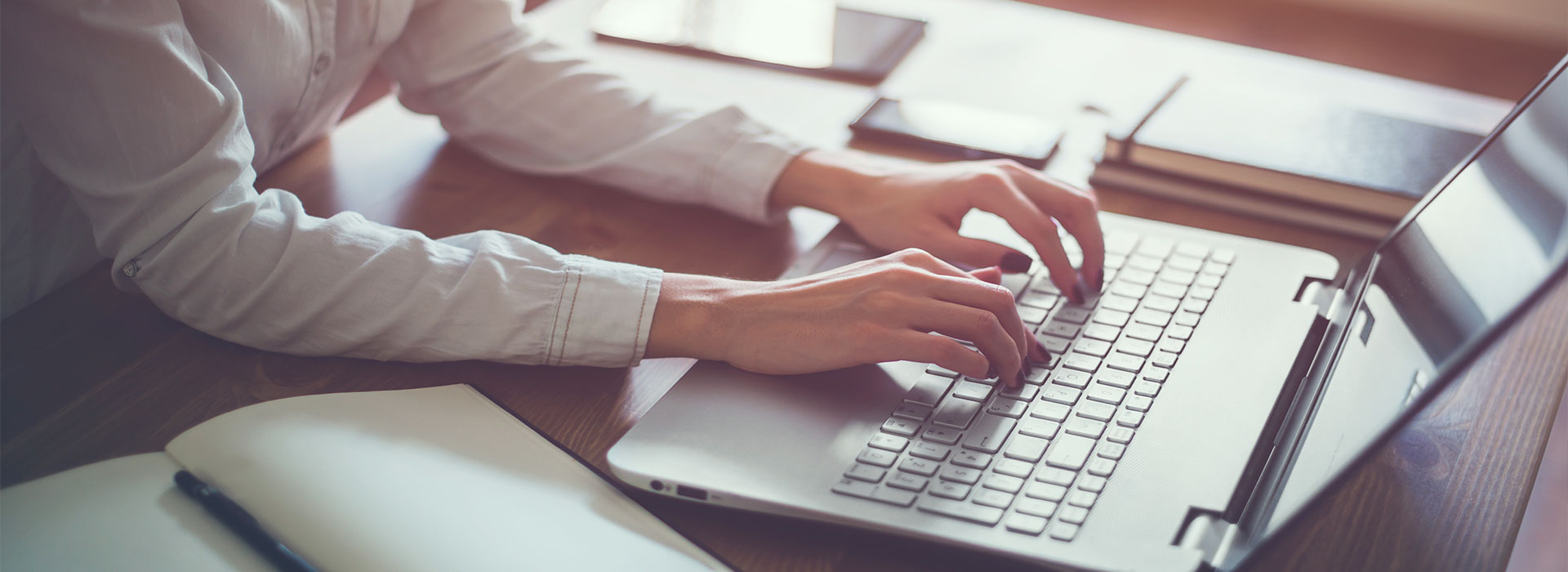 Mujer en ordenador buscando información