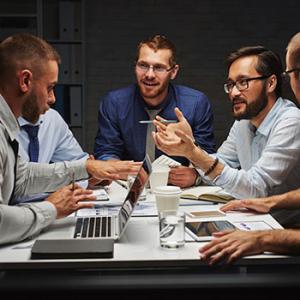 Equipo humano - Personas de negocios reunidas con portátiles en la oficina formando un equipo de trabajo