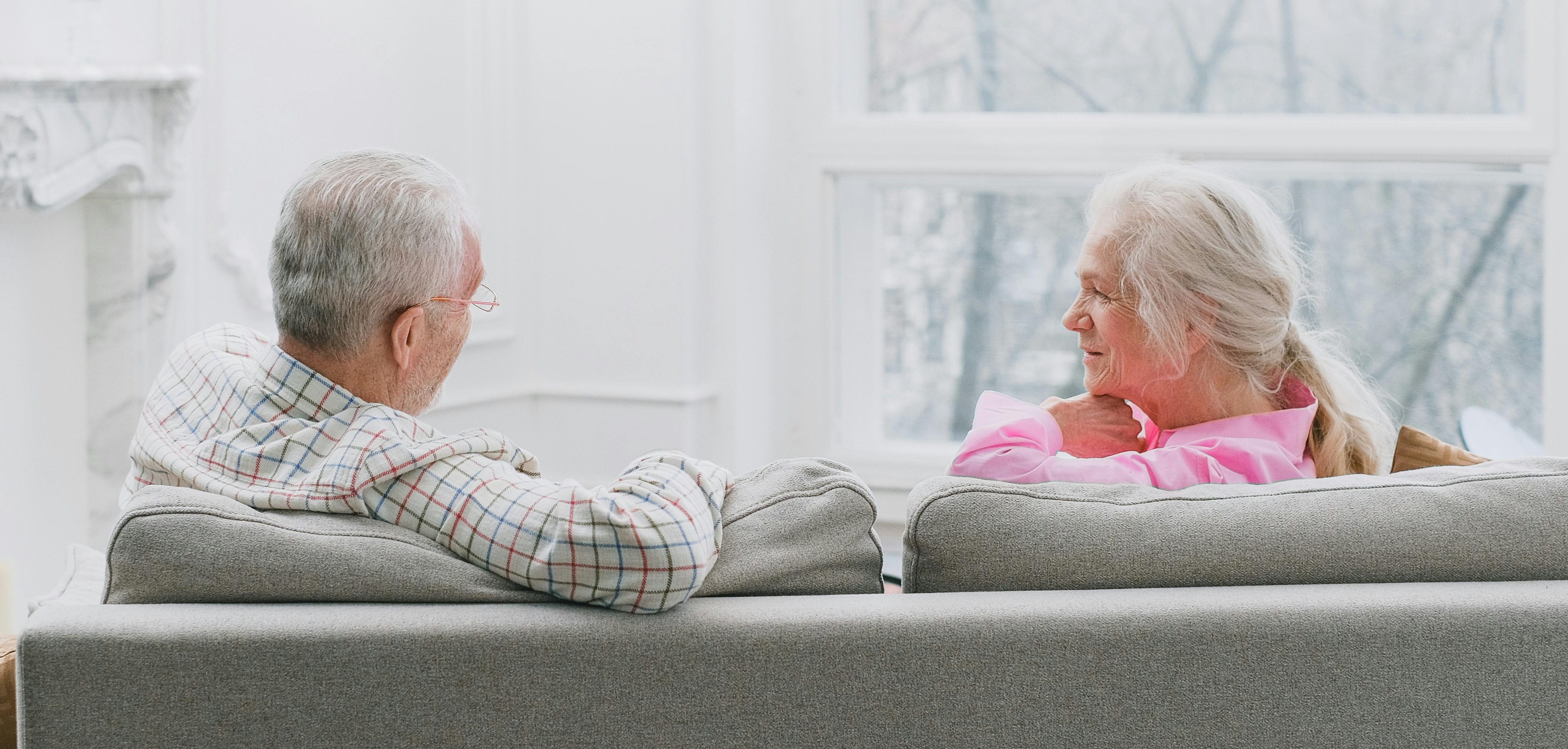 matrimonio jubilado en un sofá